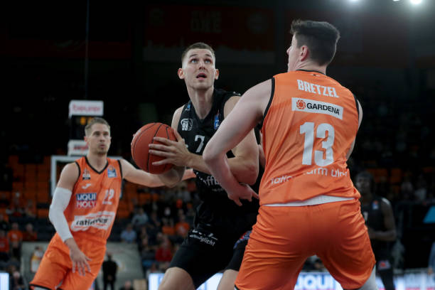 她将在更多 她将在更多